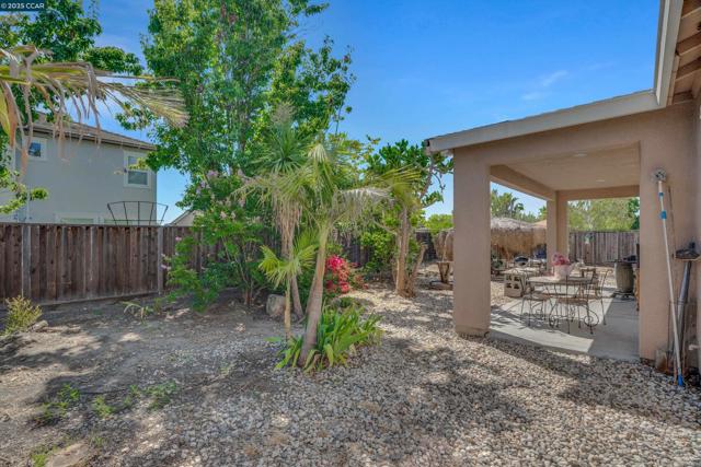 1030 Clear Lake Dr, Oakley CA: https://media.crmls.org/mediaz/aa433d90-484d-4361-af20-51e144434a17.jpg