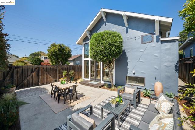 327 Hudson St, Oakland CA: https://media.crmls.org/mediaz/aa4353c9-8efb-4090-90ee-3d3dd02738fc.jpg