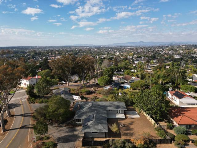 2345 Alta Vista Dr, Vista CA: https://media.crmls.org/mediaz/aa43a5c9-8721-48ad-a53d-e0296d9e35fc.jpg