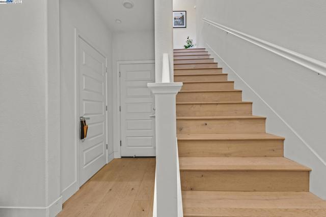 2683 5Th St, Alameda CA: https://media.crmls.org/mediaz/aa43b02c-2f4b-4de1-843e-68b25eca6e59.jpg
