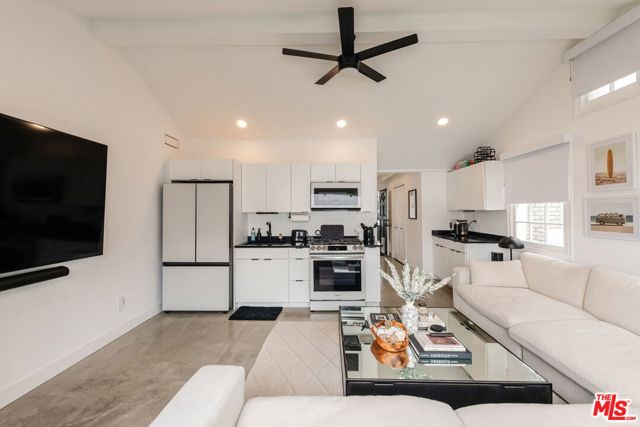 3011 Clune Avenue, Venice CA: https://media.crmls.org/mediaz/aa44466e-ca44-4f47-9943-b57d6807ee11.jpg