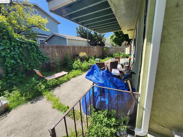 2724 Octavia St, Oakland CA: https://media.crmls.org/mediaz/aa4459a9-6ade-413d-9ac3-98c7a340839d.jpg