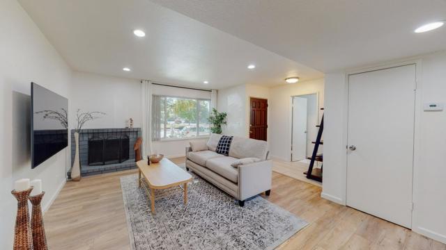 2 Morning Sun Court, Mountain View CA: https://media.crmls.org/mediaz/aa44b06c-a951-4a48-b92b-48ba9331ca26.jpg
