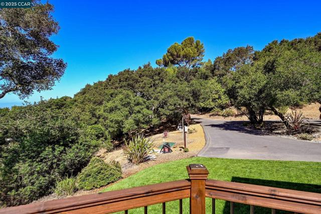3981 Amyx Ct, Hayward CA: https://media.crmls.org/mediaz/aa45ed88-c39d-4df9-8422-2e20d61fbf08.jpg