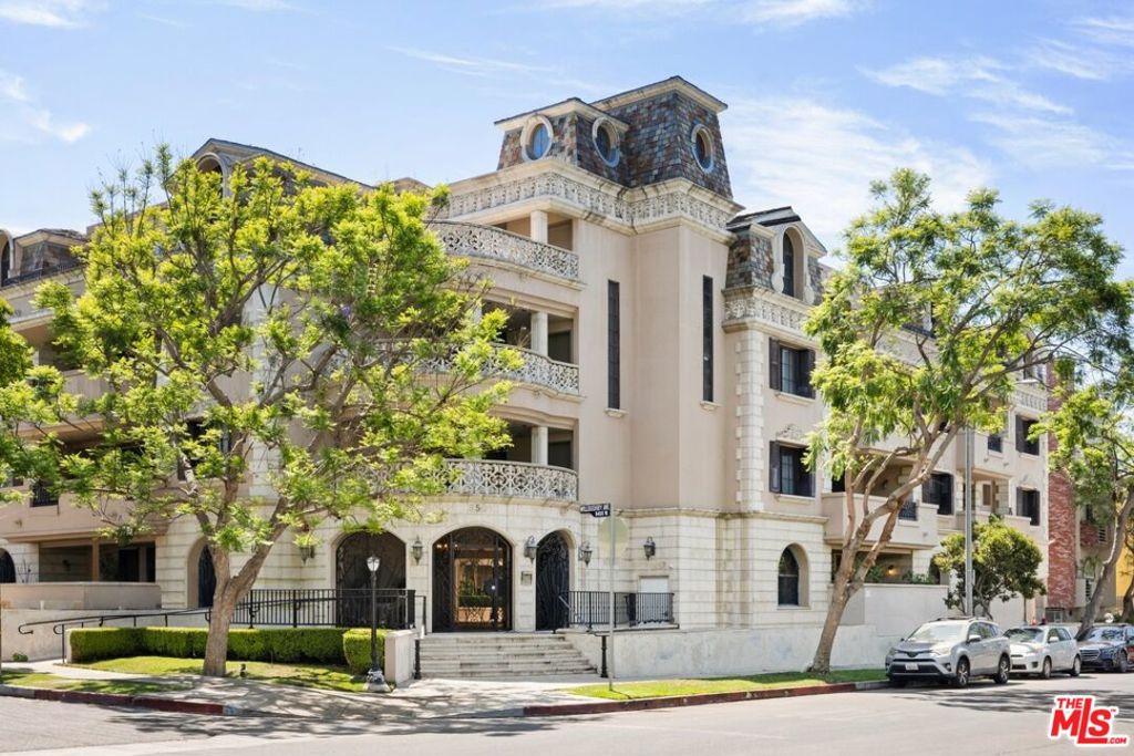 850 N Croft Avenue #302
