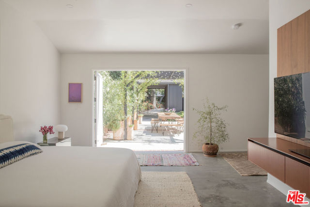 8427 Oswego Street, Sunland CA: https://media.crmls.org/mediaz/aa465ab1-678c-45a3-8087-7d86684d43ec.jpg