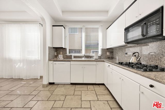 11952 Montana Avenue, Los Angeles CA: https://media.crmls.org/mediaz/aa468737-7623-4887-8f7e-d80e6bdb761c.jpg