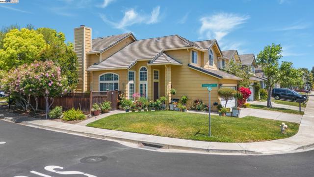 5373 Shamrock Cmn, Fremont CA: https://media.crmls.org/mediaz/aa476464-2d78-44d7-a5e7-a7fecab00e4a.jpg