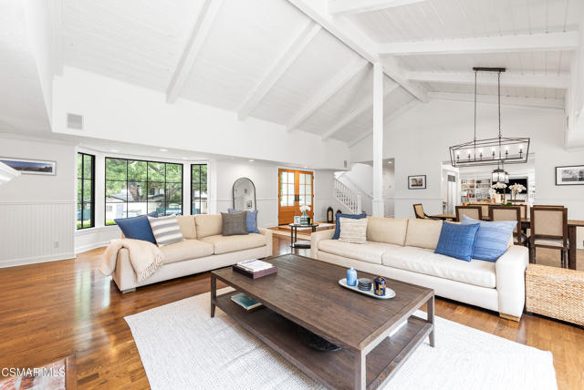 1211 Ridgecrest Place, Westlake Village CA: https://media.crmls.org/mediaz/aa485a4a-e798-4a2a-b0d6-adebb33a5946.jpg