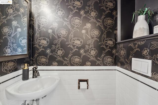 6051 MARGARIDO Dr, Oakland CA: https://media.crmls.org/mediaz/aa4a7044-5706-4db0-9f3e-2647e1628073.jpg