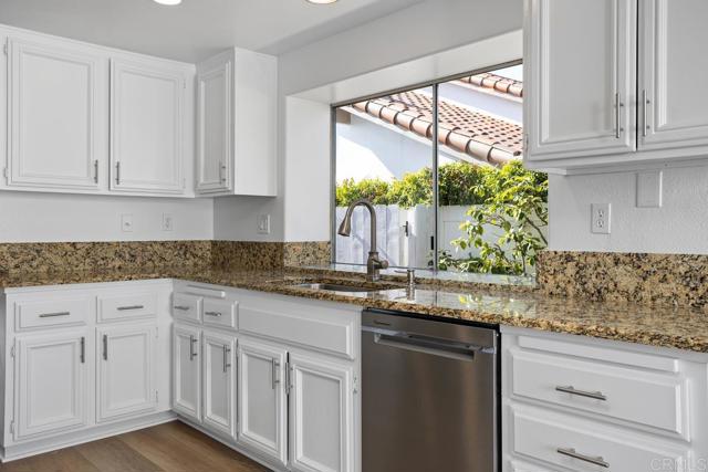 4905 Alicante Way, Oceanside CA: https://media.crmls.org/mediaz/aa4a7912-2b98-458e-9a83-287d4c3f48dd.jpg