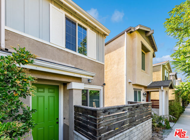 10942 KITTRIDGE Street photo 2