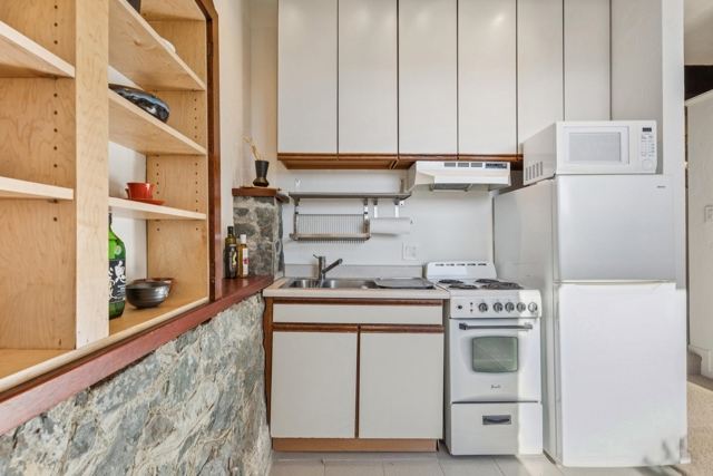 28 Marina Court Dr, San Rafael CA: https://media.crmls.org/mediaz/aa4b5f07-1a4f-429e-8a83-024c2e10b249.jpg