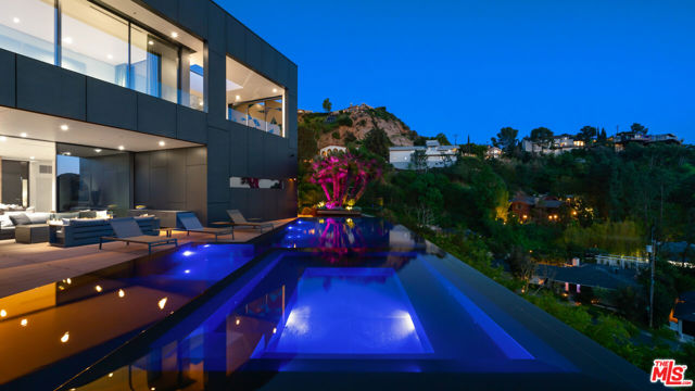 2341 Gloaming Way, Beverly Hills CA: https://media.crmls.org/mediaz/aa4c4887-2b12-4c5c-b792-3a9e4e97f83b.jpg