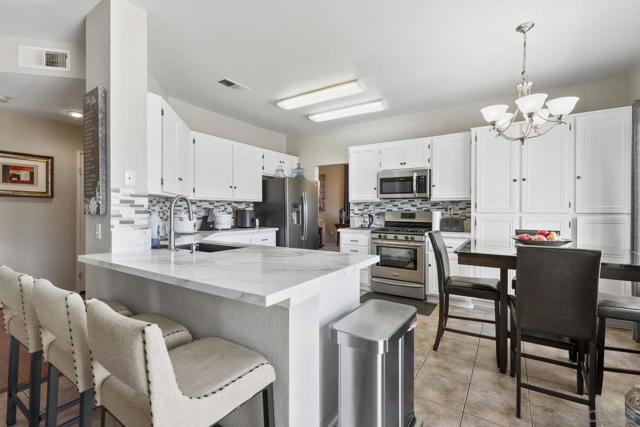 4425 Arbor Cove Cir, Oceanside CA: https://media.crmls.org/mediaz/aa4cd27e-5083-4861-9e8d-d84c9293a53a.jpg