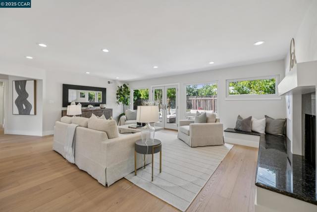 241 E Creek Dr, Menlo Park CA: https://media.crmls.org/mediaz/aa4f578b-d0c4-4370-a59b-1849f0038154.jpg