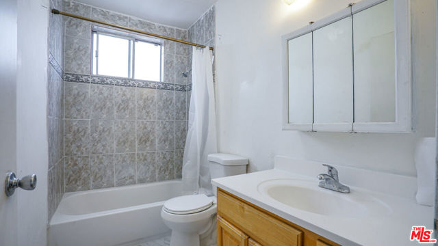 5342 Lexington Avenue, Los Angeles CA: https://media.crmls.org/mediaz/aa4f907f-05c4-48f6-a18c-742da2f00f68.jpg