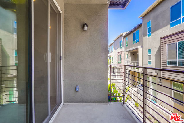 20619 Oakglen Lane, Winnetka CA: https://media.crmls.org/mediaz/aa4fac97-3493-4c1a-b14a-b884b69614a1.jpg