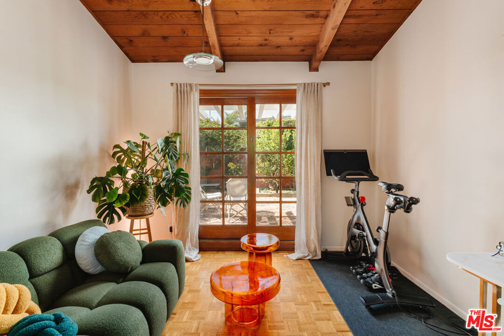 https://media.crmls.org/mediaz/aa5155b2-e024-4396-ae20-982d73145458.jpg?preset=X-Large