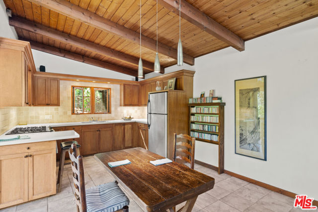 21550 Summit Trail, Topanga CA: https://media.crmls.org/mediaz/aa516889-ec01-4553-b234-47910f5ca422.jpg