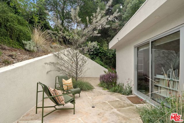 11513 Dona Cecilia Drive, Studio City CA: https://media.crmls.org/mediaz/aa51751d-c545-486a-946d-a59b41e92ebc.jpg