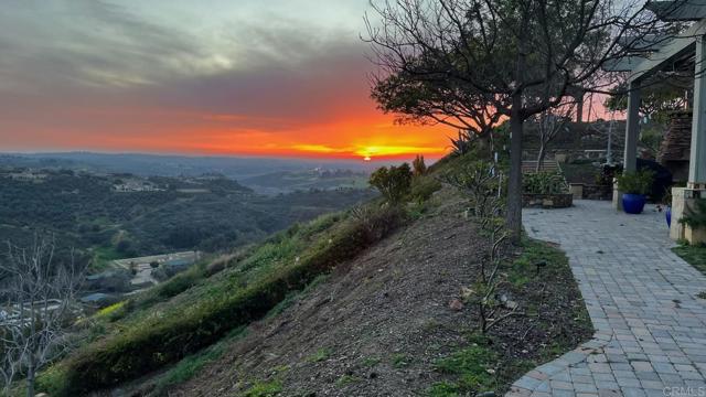 30419 Canyon Estates Road, Vista CA: https://media.crmls.org/mediaz/aa51c2ed-d914-4485-a8a5-939570677308.jpg