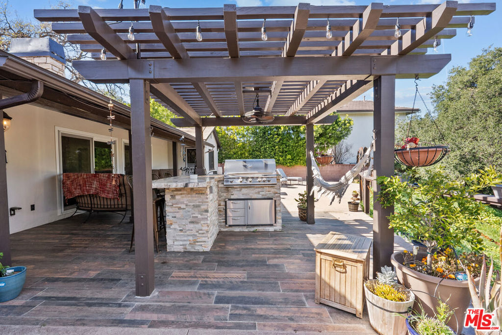 https://media.crmls.org/mediaz/aa54b010-822d-4e69-a0d5-8242a6565d84.jpg?preset=X-Large