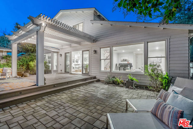 1514 Willow Drive, Topanga CA: https://media.crmls.org/mediaz/aa557f7c-483a-4fcf-a18d-a0940ce47d26.jpg