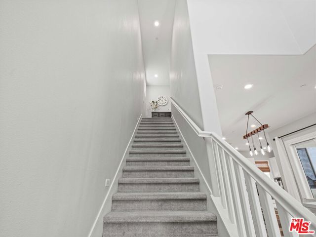 27717 Knoll View Place, Valencia CA: https://media.crmls.org/mediaz/aa559de4-45b1-482b-88ad-c2d34e3ce294.jpg