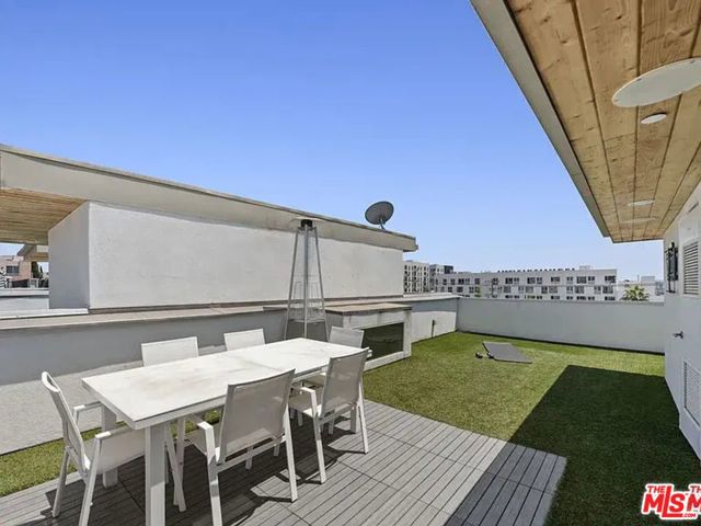 6728 W Hepburn Way, Los Angeles CA: https://media.crmls.org/mediaz/aa55b5c1-f522-4190-b61e-867322da108d.jpg