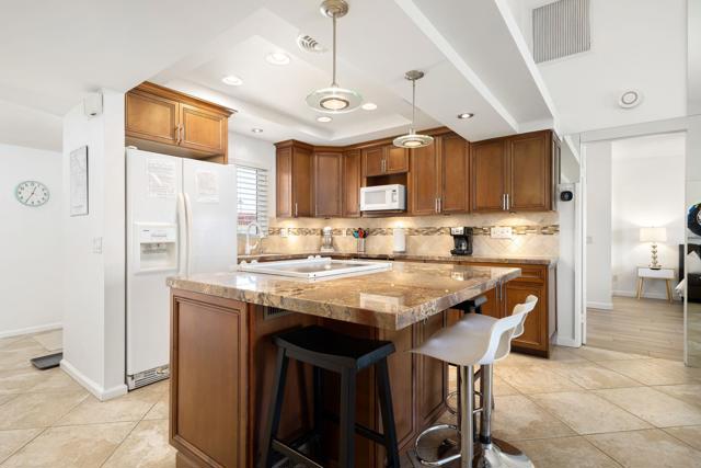 40960 La Costa W Circle, Palm Desert CA: https://media.crmls.org/mediaz/aa55e8fd-a4c7-4a3e-aae6-03530086f3ed.jpg