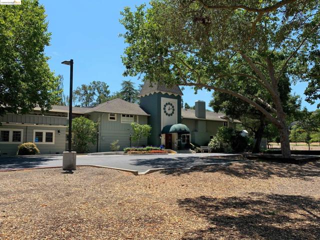 1910 Skycrest Dr, Walnut Creek CA: https://media.crmls.org/mediaz/aa569956-ffbd-4a13-b7c2-af410b36e7f8.jpg