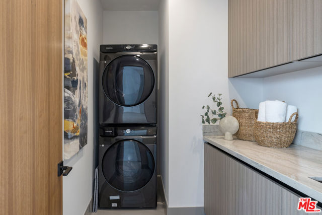 4128 Vantage Avenue, Studio City CA: https://media.crmls.org/mediaz/aa56e210-b2ca-4018-a8fa-58fc7a8ae97e.jpg