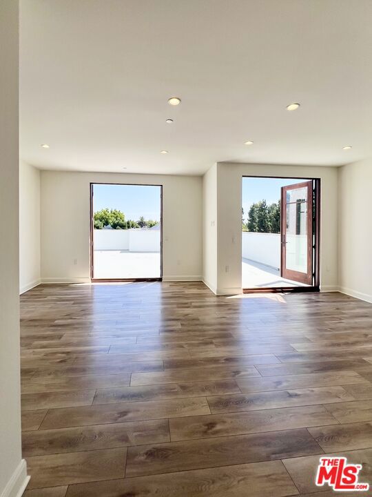 859 S LUCERNE Boulevard, Los Angeles CA: https://media.crmls.org/mediaz/aa572474-dd62-484c-8d6a-103c8277ed87.jpg