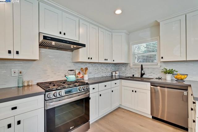 Image 3 of 32 For 212 Rengstorff Ave