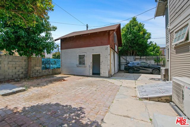 1238 S Bonnie Brae Street, Los Angeles CA: https://media.crmls.org/mediaz/aa5822b9-6929-431d-ac1a-2869a1b7f4c6.jpg