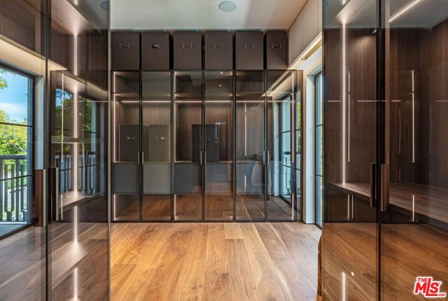 927 N Whittier Drive, Beverly Hills CA: https://media.crmls.org/mediaz/aa5853bc-fdd8-4513-8dbe-fc654231c600.jpg