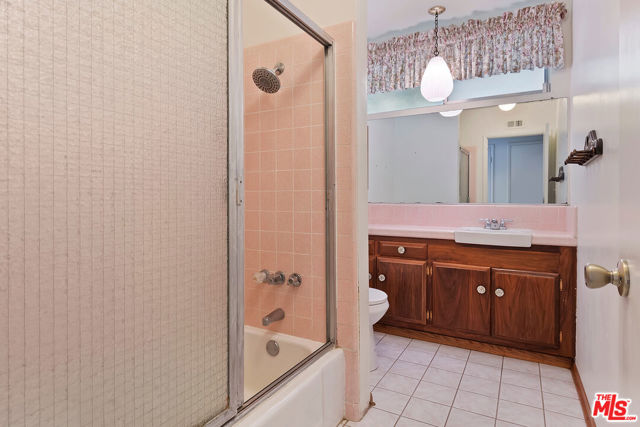 16840 Oak View Drive, Encino CA: https://media.crmls.org/mediaz/aa58fb48-885b-4f91-acd1-d9779cbfacc1.jpg