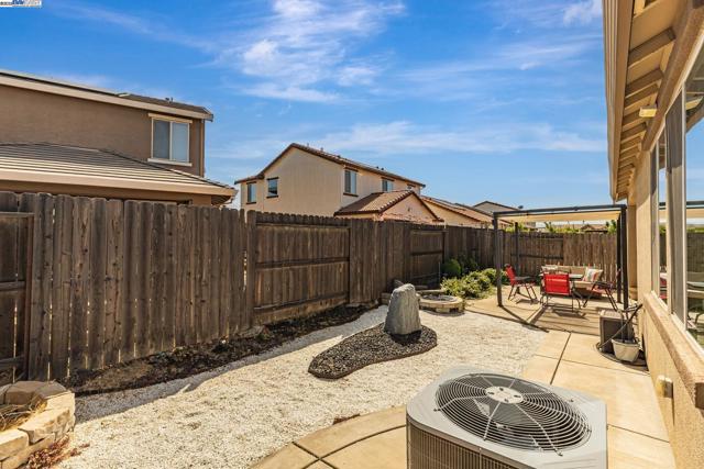 9315 Wild Lilac Cir, Sacramento CA: https://media.crmls.org/mediaz/aa593df9-da9e-4dce-a560-6072a81f0879.jpg