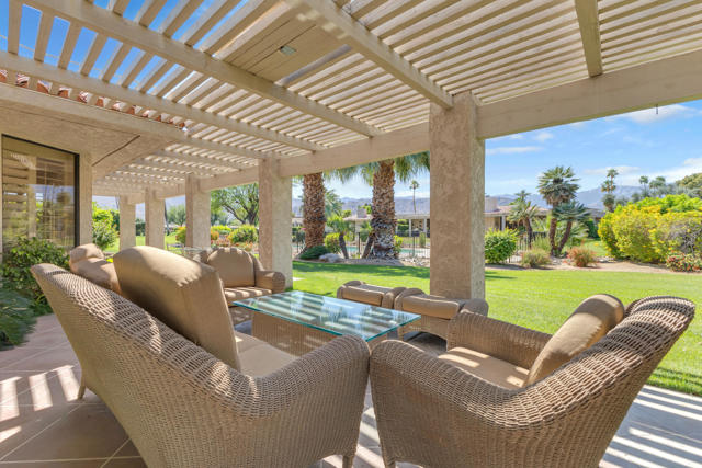 5 Stanford Drive, Rancho Mirage CA: https://media.crmls.org/mediaz/aa59905a-219c-4907-83fc-cdcfe74de547.jpg