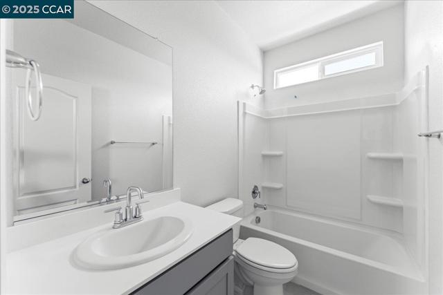 4207 Markovich Ct, Richmond CA: https://media.crmls.org/mediaz/aa59a94b-aa56-4a67-95bd-6cbfd4ee0fbf.jpg