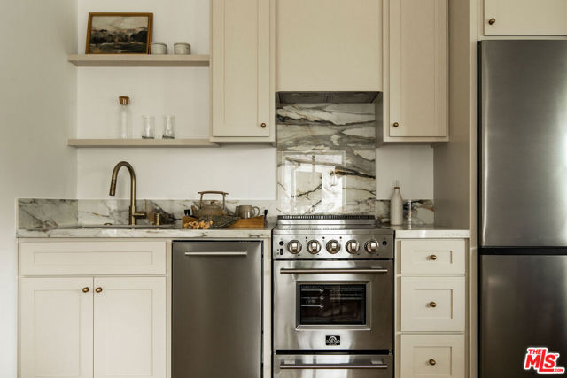 8819 Evanview Drive, Los Angeles CA: https://media.crmls.org/mediaz/aa5a2ff0-d3d9-4601-9108-f9a4154b1970.jpg