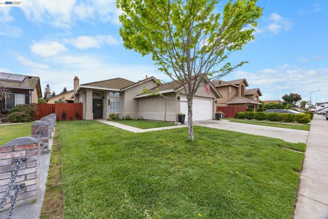 502 Chablis Way, Manteca CA: https://media.crmls.org/mediaz/aa5b6b07-df79-41b3-a8fe-a621a2ff33f6.jpg