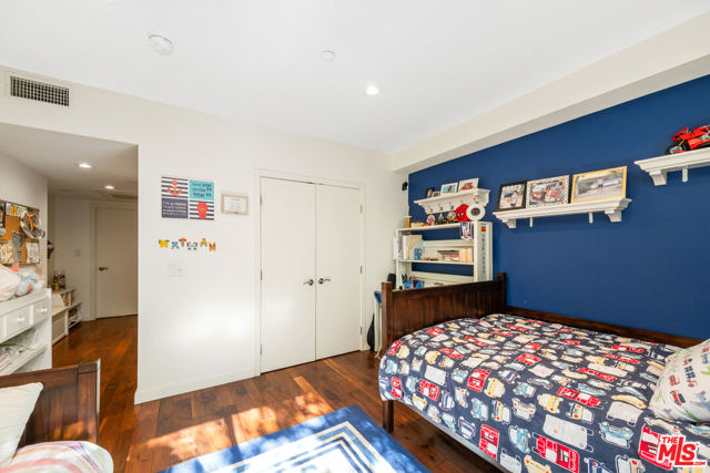 2111 S Beverly Glen Boulevard, Los Angeles CA: https://media.crmls.org/mediaz/aa5c41e1-c5ca-4b02-940d-cc448990c55d.jpg