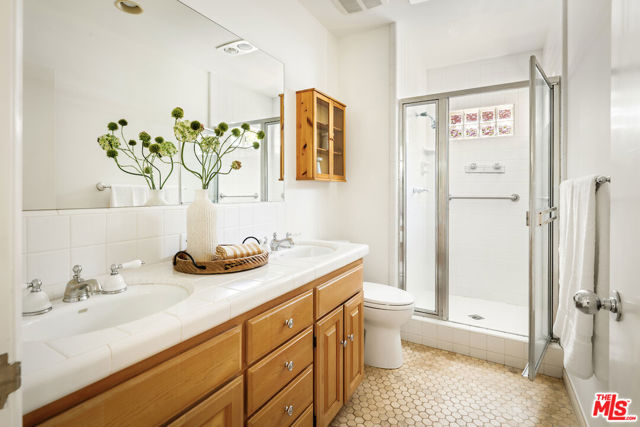1475 Edris Drive, Los Angeles CA: https://media.crmls.org/mediaz/aa5fdadf-eb49-42a2-a345-b261cf5c016c.jpg
