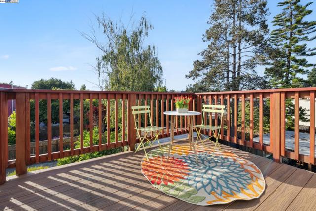 1525 Stanton St, Alameda CA: https://media.crmls.org/mediaz/aa61200b-91ba-4e8e-8961-71a3b4d9cf27.jpg