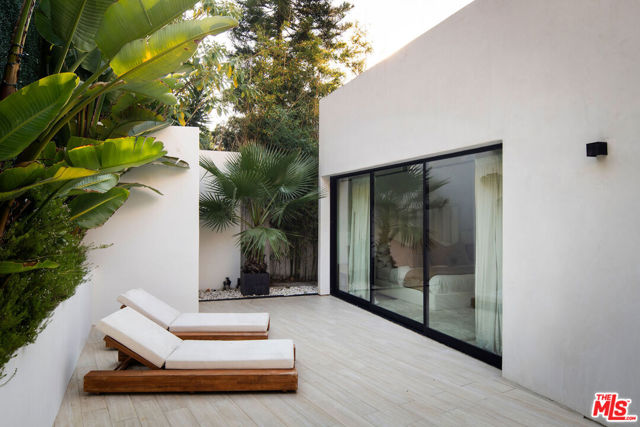 2048 N Beverly Drive, Beverly Hills CA: https://media.crmls.org/mediaz/aa614f45-6024-4782-90fc-9f22cb853dbc.jpg