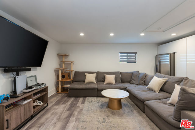 10315 Fairgrove Avenue, Tujunga CA: https://media.crmls.org/mediaz/aa6170d6-6a0d-4101-8131-e7e7fa35b25e.jpg
