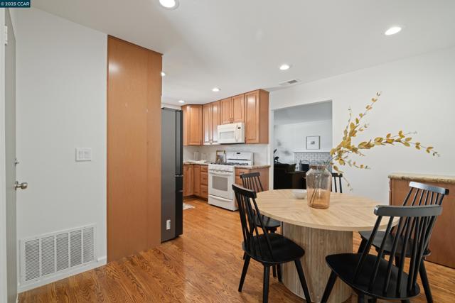 6944 Cedar Ln, Dublin CA: https://media.crmls.org/mediaz/aa627cb3-5eee-4d58-bae9-55e28c6a9de0.jpg