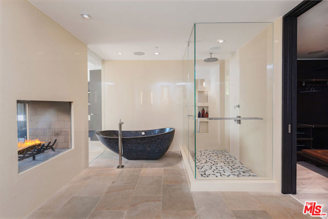 32852 Pacific Coast Highway, Malibu CA: https://media.crmls.org/mediaz/aa62a04b-99c3-4021-b4c0-a7d8924eaa5f.jpg